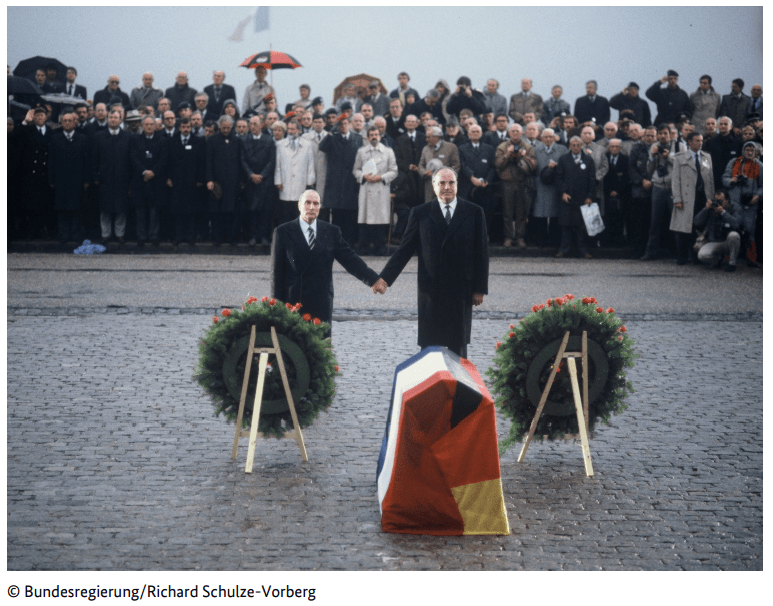 The then French President François Mitterrand and the then German Chancellor Helmut Kohl commemorated the dead of both world wars in Verdun. Which goal of the European Union is made clear at this meeting?